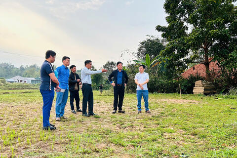 LÃNH ĐẠO XÃ PU SAM CÁP KIỂM TRA THỰC ĐỊA TUYẾN KÊNH PA KHÓA