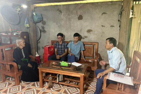 LÃNH ĐẠO UBND XÃ THĂM, TẶNG QUÀ THÂN NHÂN LIỆT SĨ NHÂN DỊP 27/7