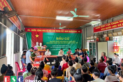 CHỦ TỊCH UBND XÃ PU SAM CÁP ĐỐI THOẠI TRỰC TIẾP VỚI NHÂN DÂN BẢN HUA NÁ