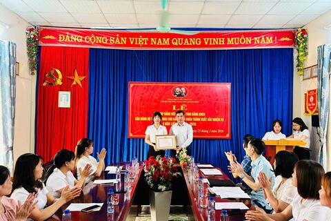 TRAO BẰNG KHEN CHO ĐẢNG VIÊN HOÀN THÀNH XUẤT SẮC NHIỆM VỤ 5 NĂM LIỀN