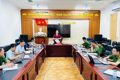 ĐỒNG CHÍ BÍ THƯ ĐẢNG ỦY XÃ PU SAM CÁP LÀM VIỆC VỚI LỰC LƯỢNG CÔNG AN XÃ