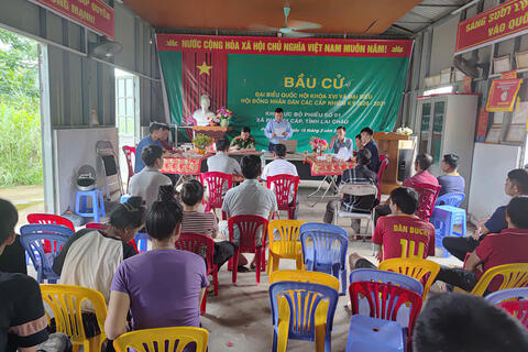 TRUNG TÂM PHỤC VỤ HÀNH CHÍNH CÔNG TUYÊN TRUYỀN, HỖ TRỢ NGƯỜI DÂN BẢN HUA NÁ VỀ CHUYỂN ĐỔI SỐ